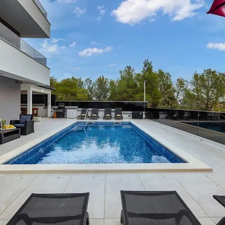 Ferienhaus Fur 9 Personen Und 1 Kind In Sibenik, Dalmatien Norddalmatien * Шибеник
