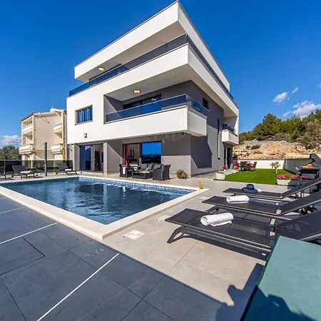 Ferienhaus Fur 9 Personen Und 1 Kind In Sibenik, Dalmatien Norddalmatien * Шибеник