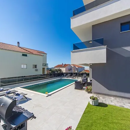 Ferienhaus Fur 9 Personen Und 1 Kind In Sibenik, Dalmatien Norddalmatien *